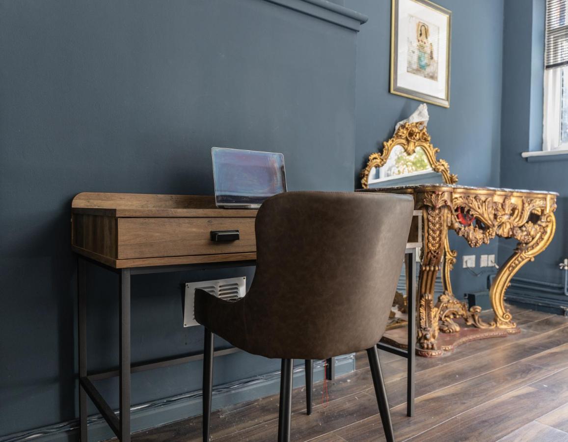 Boutique Family Apartment In Celebrity Village. Barnt Green Eksteriør bilde