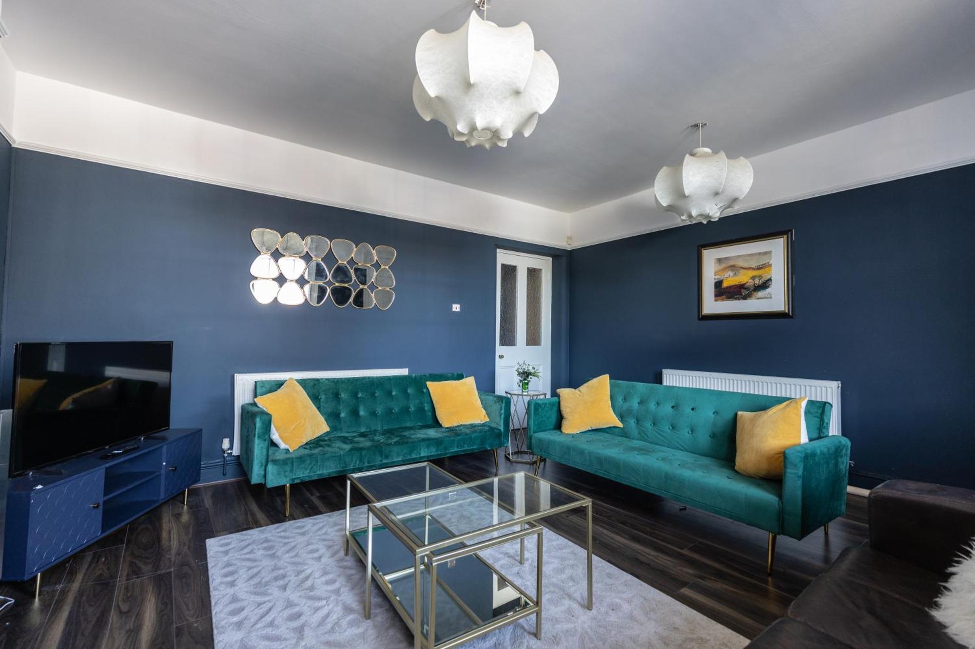 Boutique Family Apartment In Celebrity Village. Barnt Green Eksteriør bilde
